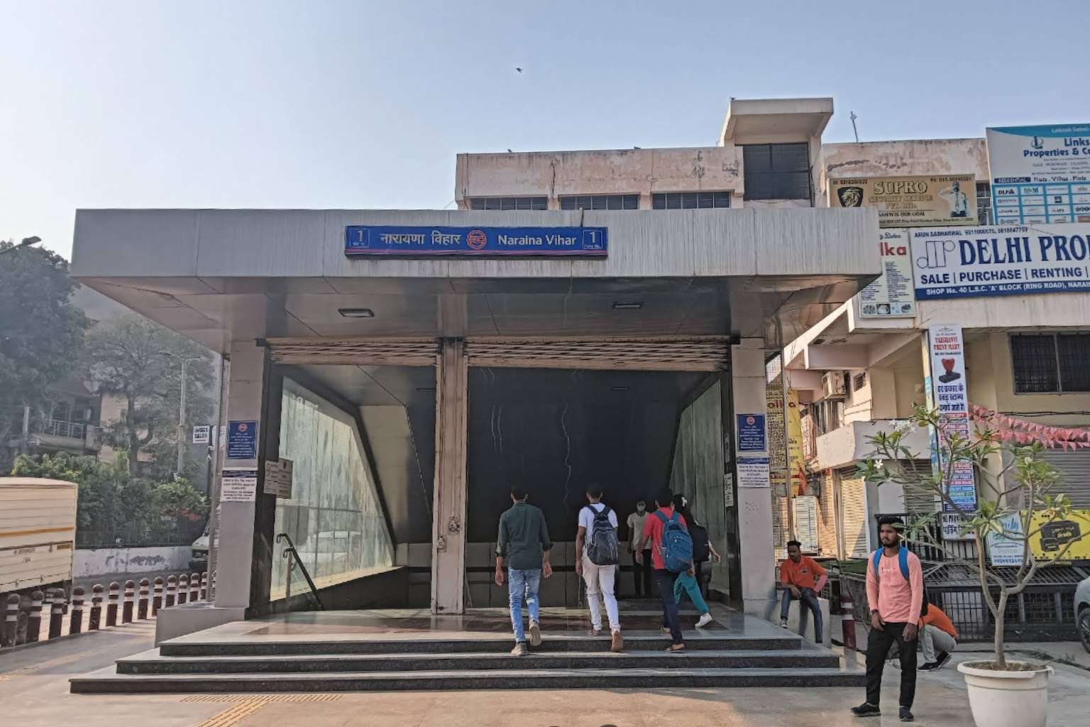naraina metro station gate no 1